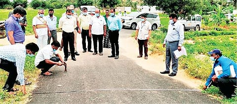 நாட்றாம்பள்ளி அடுத்த மல்லகுண்டா ஊராட்சியில் தகரகுப்பன் சாலை முதல் வண்டிமேடு வரை அமைக்கப்பட்ட தார்ச்சாலையை நேற்று ஆய்வு செய்த திருப்பத்தூர் மாவட்ட ஆட்சியர் அமர் குஷ்வாஹா.