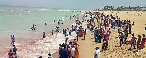 அரசு அனுமதி அளித்ததைத் தொடர்ந்து திருச்செந்தூர் கடற்கரையில் புனித நீராடிய பக்தர்கள்.