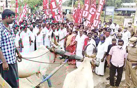 தஞ்சாவூர் மாவட்டம் பட்டுக்கோட்டை சார் ஆட்சியர் அலுவலகம் முன்பு நேற்று நடைபெற்ற காத்திருப்பு போராட்டத்தில் பங்கேற்றோர்.