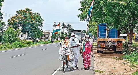 சுதந்திரப் போராட்ட தியாகிகளுக்கு மரியாதை செலுத்தும் வகையில் சென்னிமலையில் இருந்து புதுச்சேரி வரை  நடைபயணம் மேற்கொள்ளும் மதுரையைச் சேர்ந்த காந்தியவாதி தம்பதி கருப்பையா, சித்ரா நேற்று திருச்செங்கோடு வந்தனர்.