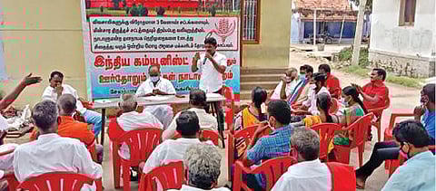 சேலம் பனமரத்துப்பட்டி அடுத்த சின்ன கொண்டலாம்பட்டி மாரியம்மன் கோயில் மைதானத்தில் நேற்று இந்திய கம்யூனிஸ்ட் சார்பில் மக்கள் நாடாளுமன்றக் கூட்டம் நடந்தது.