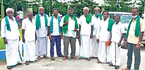 குண்டுகுறுக்கி மற்றும் நல்லகாணகொத்தப்பள்ளியில் அமைக்க உள்ள சிப்காட்டிற்கு விவசாய நிலத்தை எடுக்க எதிர்ப்பு தெரிவித்து விவசாயிகள் நேற்று ஆட்சியரிடம் மனு அளித்தனர்.