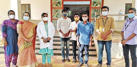 சிவகங்கை அரசு மருத்துவக் கல்லூரியில் மனநலம் பாதிக்கப்பட்டு குண மடைந்த புள்ளராவை அவரது உறவினர்களிடம் ஒப்படைத்த டீன் ரேவதி.