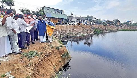 குரோம்பேட்டை பகுதியில் உள்ள நெமிலிச்சேரி ஏரி சீரமைப்புப் பணிகள் குறித்து ஆட்சியர் ராகுல்நாத் நேற்று ஆய்வு செய்தார். படம்: எம்.முத்துகணேஷ்.