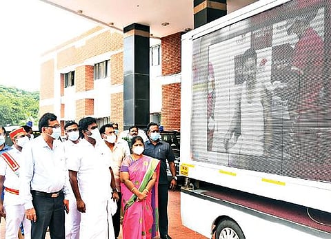 கரோனா பரவல் தடுப்பு விழிப்புணர்வு பிரச்சார வாகனத்தை சேலம் ஆட்சியர் அலுவலக வளாகத்தில் இருந்து ஆட்சியர் கார்மேகம் கொடியசைத்து தொடங்கிவைத்தார். உடன் எம்பி பார்த்திபன், சுகாதாரப் பணிகள் துணை இயக்குநர் நளினி உள்ளிட்டோர்.