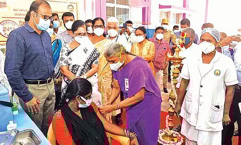 கோவை அரசு மருத்துவமனையில் 24 மணி நேரமும் செயல்படும் தடுப்பூசி மையத்தை நேற்று தொடங்கிவைத்து பார்வையிட்ட மாவட்ட ஆட்சியர் ஜி.எஸ்.சமீரன் உள்ளிட்டோர். படம்:ஜெ.மனோகரன்