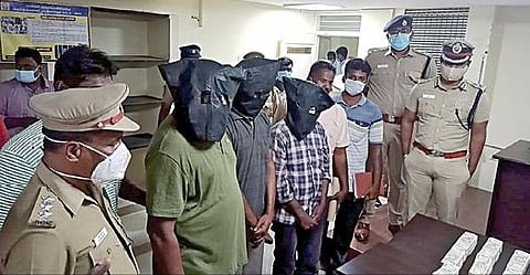 காங்கயம் அருகே நடந்த கடத்தல் சம்பவத்தில் கைது செய்தவர்களை நேற்று திருப்பூரில் செய்தியாளர்களிடம் காண்பித்த மாவட்ட காவல்துறை அதிகாரிகள்.