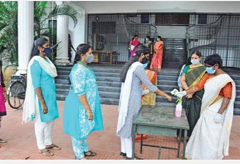 தடுப்பூசி செலுத்திக் கொண்டோர் மட்டுமே கல்லூரி செல்ல அனுமதி: வழிகாட்டு நெறிமுறைகள் வெளியீடு