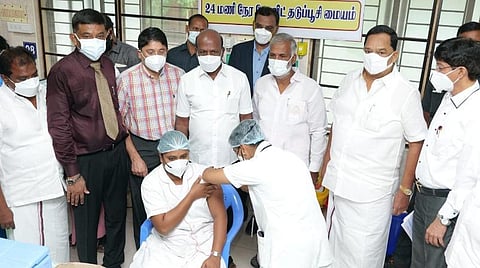 தடுப்பூசி மையத்தைத் திறந்துவைத்த அமைச்சர்கள் மா.சுப்பிரமணியன், சேகர்பாபு, காந்தி.