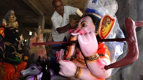 மாடுகளுடன், கையில் ஏர் கலப்பையை வைத்துக் கொண்டபடி உள்ள சிலை.  படம் : ஜெ.மனோகரன்.