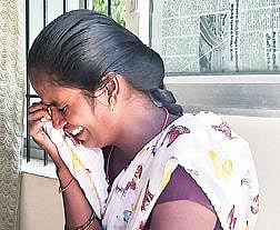 ராணிப்பேட்டை ஆட்சியர் அலுவலகம் அருகே உள்ள காவலர் அறையில் தேம்பி அழுத பூங்கொடி.