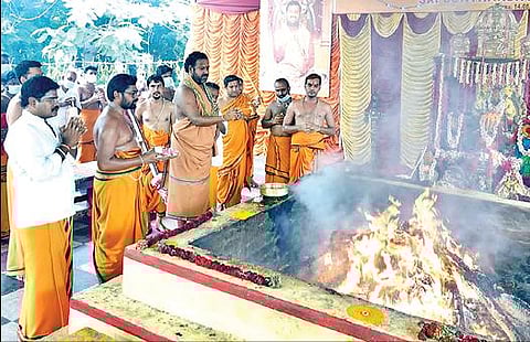 வேலூர் புரம் பொற்கோயிலின் 14-ஆம் ஆண்டு விழாவையொட்டி நடைபெற்ற  சூக்த அஷ்டலட்சுமி ஹோமத்தில் பங்கேற்ற சக்தி அம்மா.