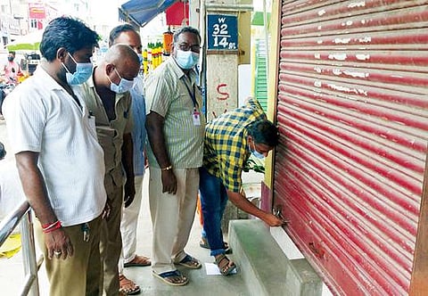 ஆரணியில் கரோன தடுப்பூசி செலுத்திக் கொள்ளாதவரின் கடையை மூடிய நகராட்சி ஊழியர்கள்.