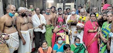 திருச்செந்தூர் சுப்பிரமணிய சுவாமி கோயிலில் அன்னை தமிழில் அர்ச்சனை திட்டம் தொடக்க நிகழ்ச்சியில் பங்கேற்றவர்கள்.