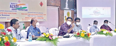 பிரதமர் கிராம சாலைத் திட்டம் தொடர்பான கருத்தரங்கு திருநெல்வேலி மாவட்ட ஆட்சியர் அலுவலகத்தில் நடைபெற்றது. 									        படம்: மு.லெட்சுமி அருண்.