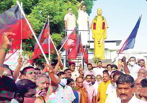 மன்னார்குடியில் நேற்று முன்னாள் அமைச்சர் மன்னை நாராயணசாமி சிலைக்கு மாலை அணிவித்து, தமிழக அரசுக்கும் எம்எல்ஏ டி.ஆர்.பி.ராஜாவுக்கும் நன்றி தெரிவித்து  முழக்கமிட்ட திமுகவினர்.