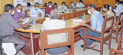 விவசாயிகள் பயிர் காப்பீடு செய்வதற்கான ஆலோசனைக் கூட்டம் விழுப்புரத்தில் ஆட்சியர் மோகன் தலைமையில் நடைபெற்றது. இதில் வேளாண் இணை இயக்குநர் ரமணன் உள்ளிட்டோர் பங்கேற்றனர்.