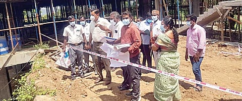 கொளவாய் ஏரியில் நடைபெறும் சீரமைப்புப் பணிகளை ஆய்வு செய்த ஆட்சியர் ராகுல்நாத்.