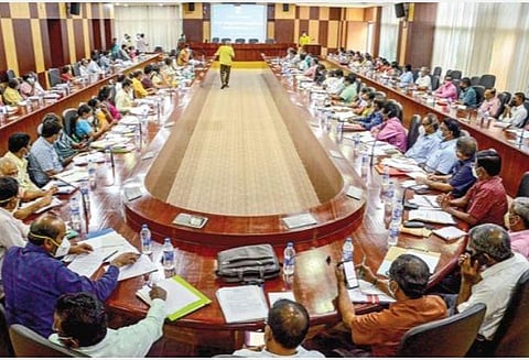 தனியார் பள்ளிகளில் ஆங்கில வழி வகுப்பு: அனுமதி அளிக்க முதன்மைக் கல்வி அலுவலர்களுக்கு அதிகாரம்