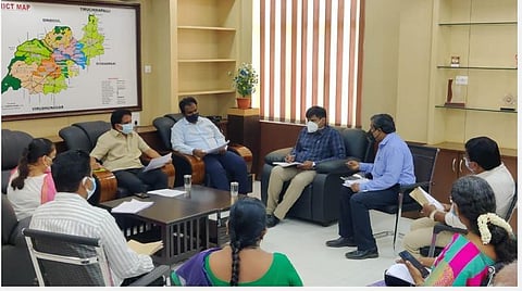 மதுரை மாவட்ட ஆட்சியர் அலுவலகத்தில் இன்று சு.வெங்கடேசன் எம்.பி. தலைமையில் நடந்த ஆய்வுக் கூட்டத்தில் ஆட்சியர் எஸ்.அனீஷ்சேகர், மாநகராட்சி ஆணையர் கார்த்திகேயன், முதன்மை வங்கி மேலாளர்கள் பங்கேற்றனர். 