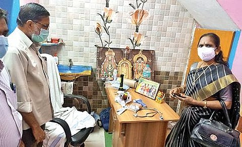 தி.மலை கிரிவலப்பாதையில் மருந்து கடையின் ஒரு பகுதியில் இயங்கி வந்த போலி மருத்துவரின் கிளீனிக்கில் ஆய்வு செய்த இணை இயக்குநர் கண்ணகி மற்றும் அதிகாரிகள் குழுவினர்.