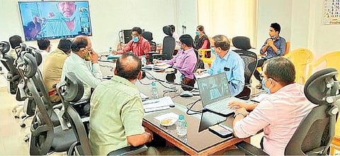 திருப்பத்தூர் மாவட்ட ஆட்சியர் அலுவலகத்தில் நேற்று காணொலி காட்சி வாயிலாக  நடந்த விவசாயிகள் குறை தீர்வுக்கூட்டத்தில் கோரிக்கைகளை மாவட்ட ஆட்சியர் அமர் குஷ்வாஹா கேட்டறிந்தார். அருகில், வேளாண் இணை இயக்குநர் ராஜசேகர் உள்ளிட்டோர்.