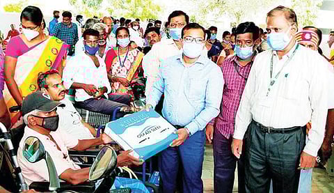 மாற்றுத்திறனாளிகளுக்கு நலத்திட்ட உதவிகளை  வழங்கிய ஆட்சியர் அமர் குஷ்வாஹா.