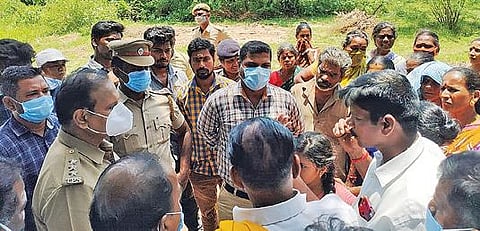 பண்ருட்டி அருகே வி.ஆண்டிகுப்பத்தில் மனிதக் கழிவு சுத்திகரிப்பு ஆலை அமைக்க எதிர்ப்பு தெரிவித்தவர்களிடம் பேச்சுவார்த்தை நடத்தும் அதிகாரிகள்.