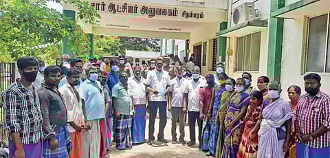 சிதம்பரம் நேருநகர்,அம்பேத்கர் நகர் மக்கள் சார்-ஆட்சியரிடம் மனு அளிக்க சென்றனர்.