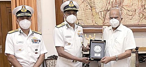 இந்தியக் கடலோர காவல்படை தலைமை இயக்குநர் கே.நட்ராஜன் நேற்று தமிழக ஆளுநர் பன்வாரிலால் புரோஹித்தை சந்தித்துப் பேசினார்.