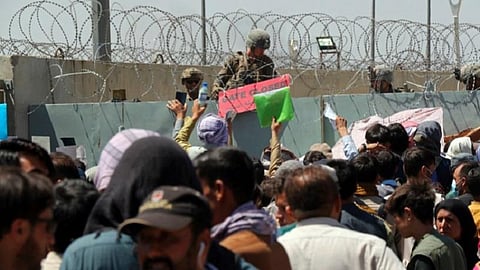 காபூல் விமானநிலையத்தில் பயங்கர குண்டுவெடிப்பு: அமெரிக்கா எச்சரித்ததுபோல் ஐஎஸ்ஐஎஸ் கைவரிசையா?