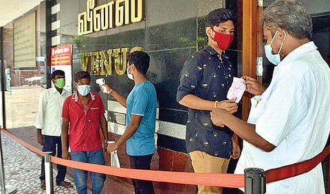 வேலூரில் உள்ள ஒரு திரையரங்கில் நேற்று பார்வையாளர்கள் காய்ச்சல் பரிசோதனைக்குப் பிறகே அனுமதிக்கப்பட்டனர்.