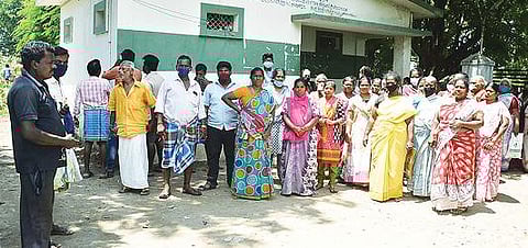 வேலூர் முத்துமண்டபம் பகுதியில் நேற்று ரேஷன் கடையை முற்றுகையிட்ட பொதுமக்கள்.