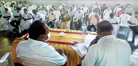 திருவண்ணாமலையில் சுற்று வட்ட பாதைக்கான நிலம் கையகப்படுத்தும் பணிக்கான கருத்துக் கேட்பு கூட்டம் நேற்று மாவட்ட வருவாய் அலுவலர் முத்துகுமாரசாமி தலைமையில் நடைபெற்றது. படம்: இரா.தினேஷ்குமார்.