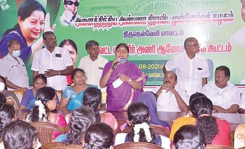 திருநெல்வேலியில் நடைபெற்ற அதிமுக மகளிரணி ஆலோசனை கூட்டத்தில் பேசுகிறார் மாநில செயலாளர் பா. வளர்மதி.படம்:மு. லெட்சுமி அருண்