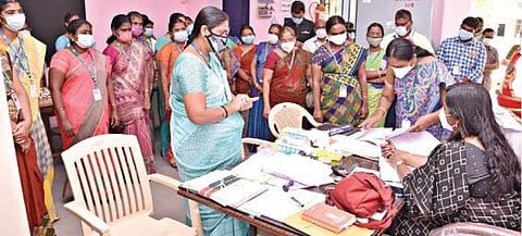 தமிழக அரசின் கரோனா வழிகாட்டு நெறிமுறைகள் படி ஏற்பாடுகள் செய்யப்பட்டுள்ளதா என வெண்ணந்தூர் அரசு மகளிர் மேல்நிலைப்பள்ளியில் நாமக்கல் மாவட்ட ஆட்சியர் ஸ்ரேயா சிங் ஆய்வு செய்தார்