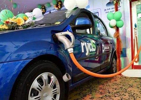 அரசு வாகனங்களை மின் வாகனங்களாக மாற்ற வேண்டும்:  மத்திய அமைச்சர் ஆர்.கே.சிங் கடிதம்