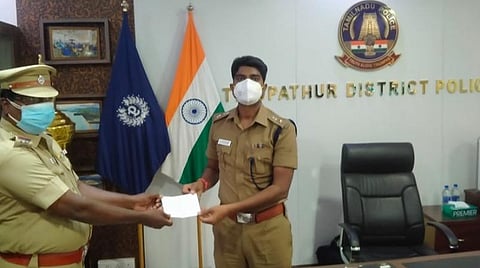 திருப்பத்தூரில் இரவு ரோந்துப்பணியை சிறப்பாக செய்த காவலருக்கு எஸ்பி சிபி சக்கரவர்த்தி ரொக்கப்பரிசு வழங்கி இன்று பாராட்டினார்.