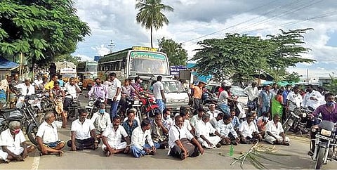திருப்பத்தூர் - தி.மலை சாலையில் நேற்று மறியலில் ஈடுபட்ட பொதுமக்கள்.