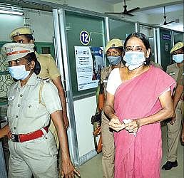 வேலூர் பென்ட்லெண்ட் அரசு மருத்துவ மனையில் முழு உடல் பரிசோதனைக் காக  பலத்த பாதுகாப்புடன் நேற்று அழைத்து வரப்பட்ட நளினி.