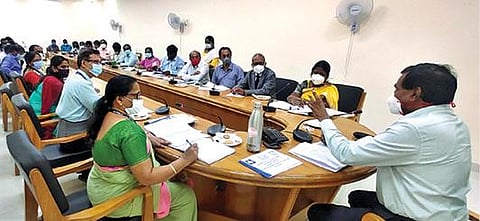 ராணிப்பேட்டை மாவட்ட வங்கியாளர்கள் கூட்டத்தில் பேசும் ஆட்சியர் கிளாட்ஸ்டன் புஷ்பராஜ்.