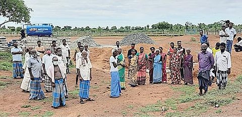 வாரிவயல் கிராமத்தில் வரத்துக் கால்வாயில் பாலம் கட்ட எதிர்ப்பு தெரிவித்து போராட்டம் செய்த விவசாயிகள்