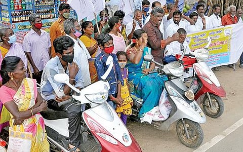 ராமநாதபுரம் ஆட்சியர் அலுவலகம் முன் ஆர்ப்பாட்டம் செய்த மாற்றுத் திறனாளிகள் சங்கத்தினர்.படம்:எல்.பாலச்சந்தர்