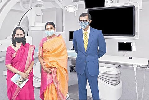 சென்னை மியாட் மருத்துவமனையில் இதயம், மூளை, கல்லீரல் சிகிச்சைகளுக் காக அதிநவீன தொழில்நுட்ப ஆய்வகத்தை திறந்துவைத்துப் பார்வையிட்டார் துர்கா ஸ்டாலின். உடன், மருத்துவமனை தலைவர் மல்லிகா மோகன்தாஸ், நிர்வாக இயக்குநர் மருத்துவர் பிரித்வி மோகன்தாஸ்.