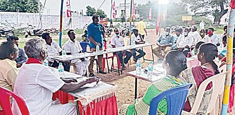 திருவள்ளூர் மாவட்டம் - மேல்நல்லாத்தூர் ஊராட்சியில் நேற்று இந்திய கம்யூனிஸ்ட் கட்சி சார்பில், வேளாண் சட்டங்கள், பெட்ரோல், டீசல் விலை உயர்வு உள்ளிட்டவற்றுக்கு எதிராக நேற்று மக்கள் நாடாளுமன்றம் நடைபெற்றது. இதில், கட்சியின் மாவட்ட செயலாளர் கஜேந்திரன் உள்ளிட்டோர் பங்கேற்றனர்.