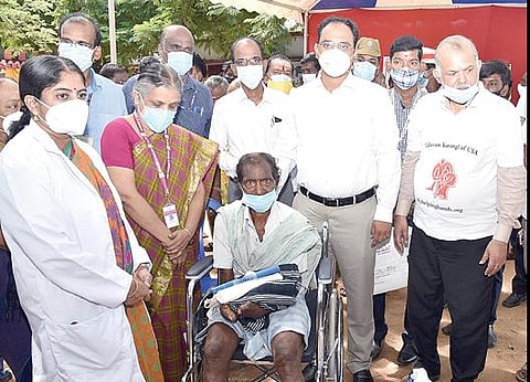 திருவள்ளூரில் நேற்று நடைபெற்ற தொழுநோயால் பாதிக்கப்பட்டவர்களுக்கான ஊனம் தடுப்பு மற்றும் மருத்துவ மறுவாழ்வு முகாமில், ஆட்சியர் ஆல்பி ஜான் வர்கீஸ்  தொழுநோயால் பாதிக்கப்பட்டவர்களுக்கு மளிகைப் பொருட்கள், உதவி உபகரணங்களை வழங்கினார்.