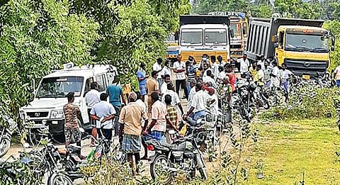 சேலம் மாவட்டம் காரிப்பட்டி அருகேயுள்ள பெரியகவுண்டாபுரத்தில் செயல்பட்டு வரும் கல்குவாரிக்கு தடை விதிக்கக்கோரி அப்பகுதி மக்கள் மறியல் போராட்டத்தில் ஈடுபட்டனர்.