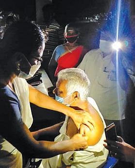 செல்போன் டார்ச் வெளிச்சத்தில் தடுப்பூசி செலுத்திய செவிலியர்கள்