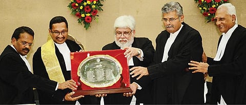 உச்ச நீதிமன்ற நீதிபதியாக நியமிக்கப்பட்டுள்ள சென்னை உயர் நீதிமன்ற மூத்த நீதிபதி எம்.எம்.சுந்தரேஷுக்கு நேற்று நடைபெற்ற பிரிவு உபசார விழாவில், உயர் நீதிமன்ற தலைமை நீதிபதி சஞ்ஜிப் பானர்ஜி கேடயம் வழங்கி கவுரவித்தார். அருகில் நீதிபதிகள் டி.எஸ்.சிவஞானம், டி.ராஜா, பி.என்.பிரகாஷ் ஆகியோர் உள்ளனர்.படம்: பு.க.பிரவீன்