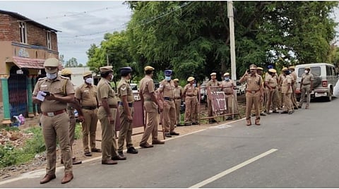 அரியலூர் மாவட்டம் ஆதிச்சனூர் கிராமத்தில் குவிக்கப்பட்டுள்ள போலீஸார்.